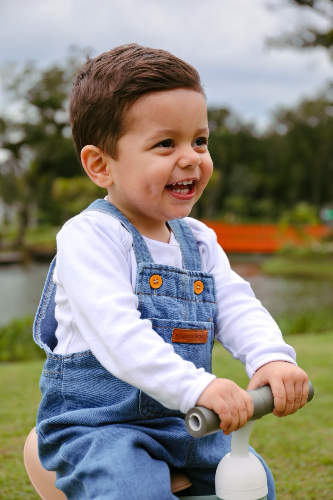 Criança sorrindo ao ar livre brincando em um parque
